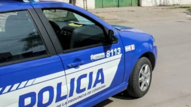Imagen de la policía deteniendo a un cuidacoches en Cerro de las Rosas