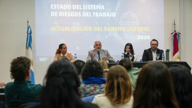 Imagen de un grupo de personas discutiendo alrededor de una mesa, con un título que indica 'Capacitación sobre Baremo Laboral en Córdoba'