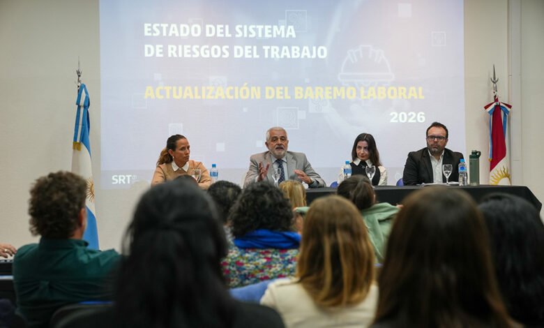 Imagen de un grupo de personas discutiendo alrededor de una mesa, con un título que indica 'Capacitación sobre Baremo Laboral en Córdoba'