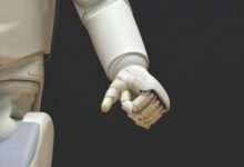 Imagen de un robot humanoide con un código de identificación único