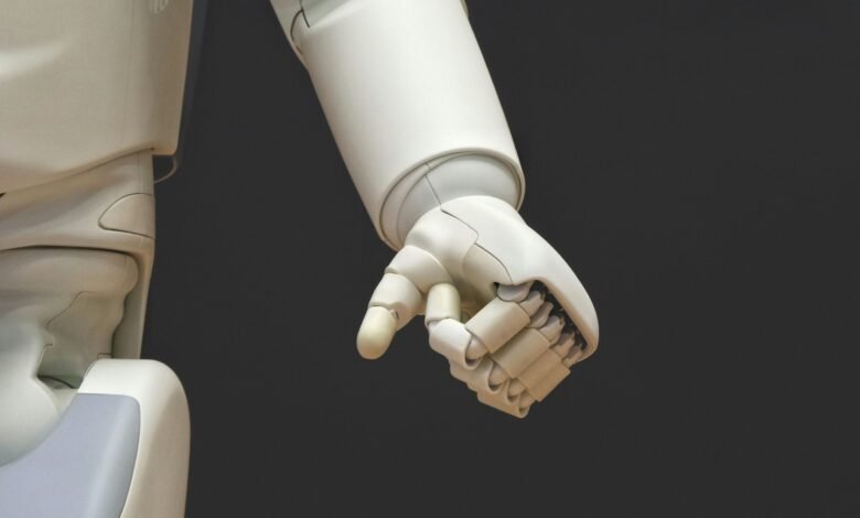 Imagen de un robot humanoide con un código de identificación único