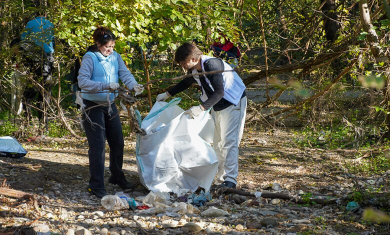 Jóvenes cordobeses participan en la limpieza del río Suquía