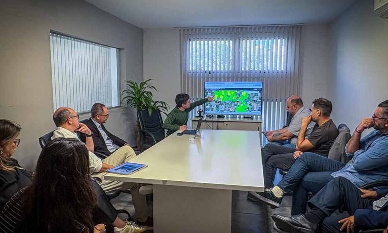 Delegación brasileña visitando IDECOR y FCEFyN