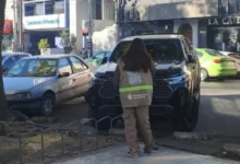 Imagen de un constatador verificando el pago del estacionamiento a través de la App SEMM
