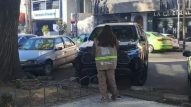 Imagen de un constatador verificando el pago del estacionamiento a través de la App SEMM