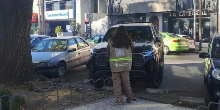 Imagen de un constatador verificando el pago del estacionamiento a través de la App SEMM