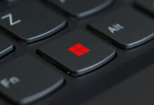 Imagen de una pantalla de Windows 11 con la barra de tareas en la parte superior