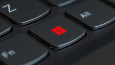 Imagen de una pantalla de Windows 11 con la barra de tareas en la parte superior