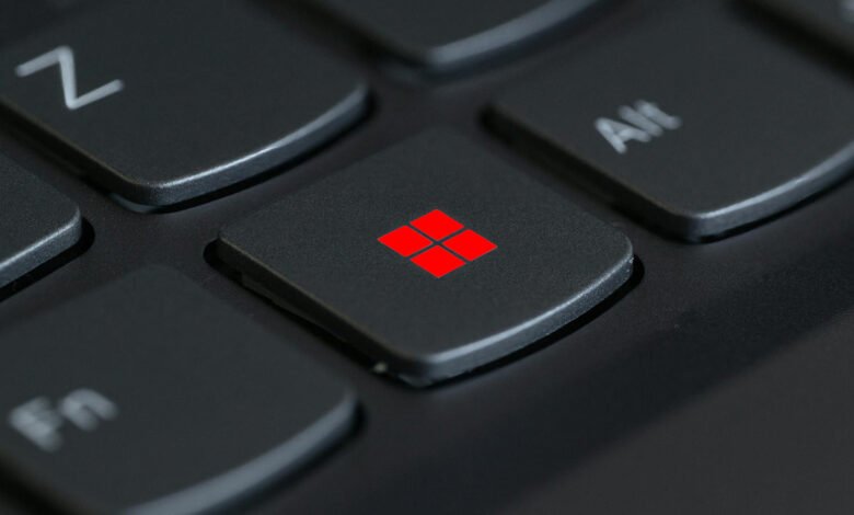Imagen de una pantalla de Windows 11 con la barra de tareas en la parte superior