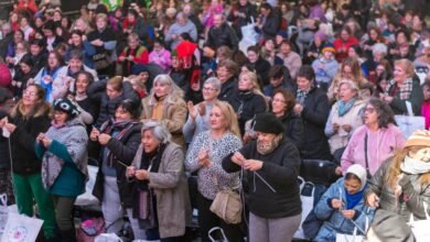 Personas tejiendo frazadas para 'Un Abrigo al Corazón'