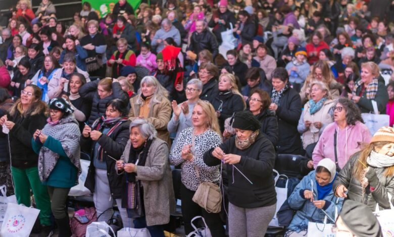 Personas tejiendo frazadas para 'Un Abrigo al Corazón'