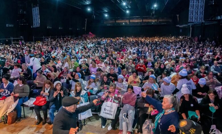 Personas tejiendo frazadas en 'Un Abrigo al Corazón'