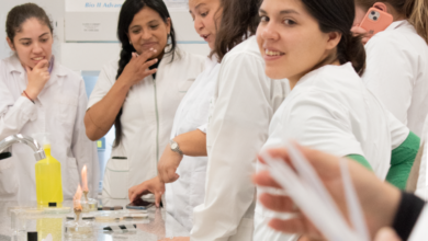 Estudiantes del ISPC trabajando en proyectos de innovación tecnológica para la Feria de Ciencias