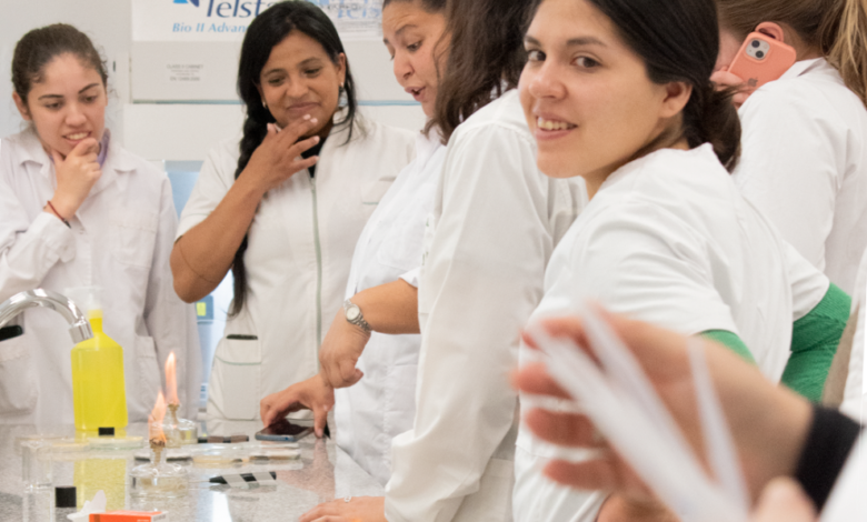 Estudiantes del ISPC trabajando en proyectos de innovación tecnológica para la Feria de Ciencias