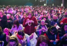 Personas tejiendo juntas en un evento solidario