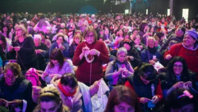 Personas tejiendo juntas en un evento solidario
