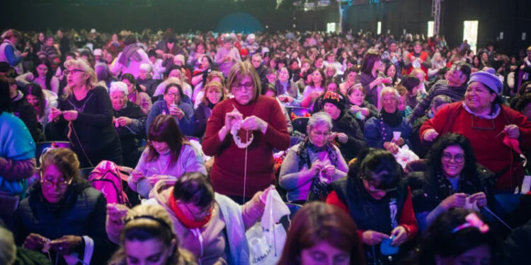 Personas tejiendo juntas en un evento solidario