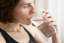 Un vaso de agua en una mesa