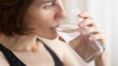 Un vaso de agua en una mesa