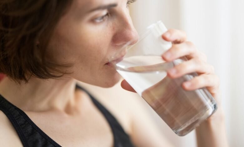 Un vaso de agua en una mesa