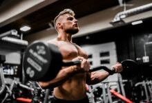 Imagen de un hombre haciendo ejercicios de brazos en el gimnasio