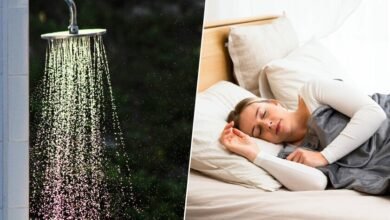 Persona duchándose con agua tibia antes de dormir