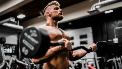 Imagen de una persona entrenando con pesas