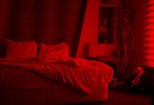 Persona durmiendo tranquila en una habitación oscura