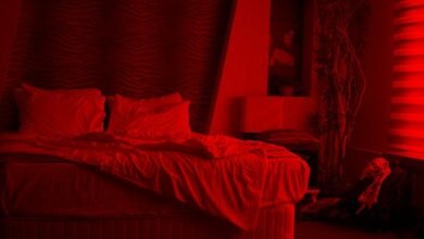 Persona durmiendo tranquila en una habitación oscura
