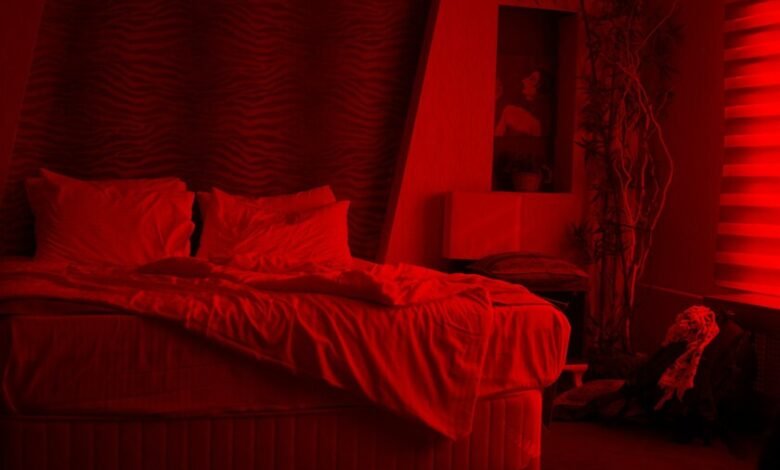 Persona durmiendo tranquila en una habitación oscura