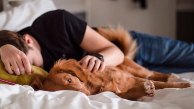 Persona durmiendo con su mascota