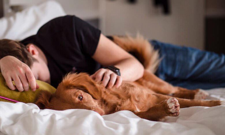 Persona durmiendo con su mascota