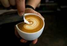 Una taza de café sobre una mesa de madera