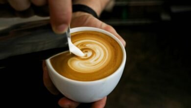 Una taza de café sobre una mesa de madera