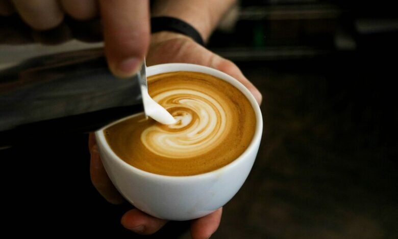 Una taza de café sobre una mesa de madera