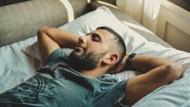 Hombre durmiendo con una erección matutina