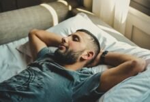 Hombre durmiendo con una erección matutina