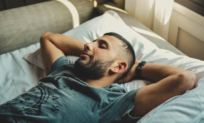 Hombre durmiendo con una erección matutina