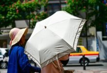 Persona con paraguas en día soleado