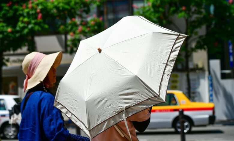 Persona con paraguas en día soleado
