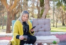 Mujer con una tableta digital, buscando información sobre la menopausia
