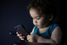Niño pequeño utilizando una tableta