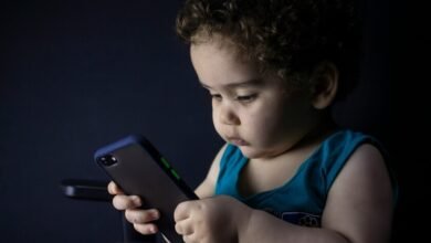 Niño pequeño utilizando una tableta