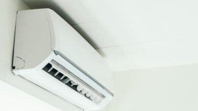 Persona relajada en un espacio con aire acondicionado
