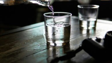 Una taza de agua caliente sobre una mesa