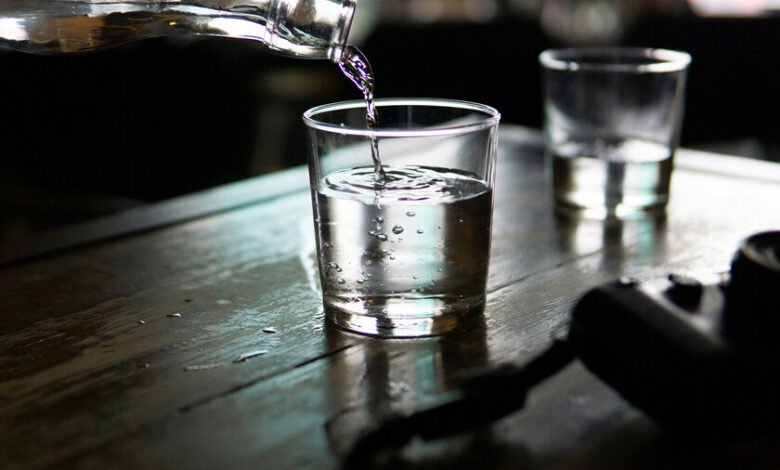 Una taza de agua caliente sobre una mesa