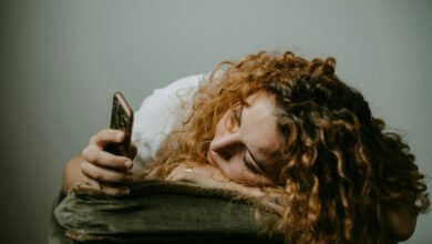Persona estresada en un escritorio
