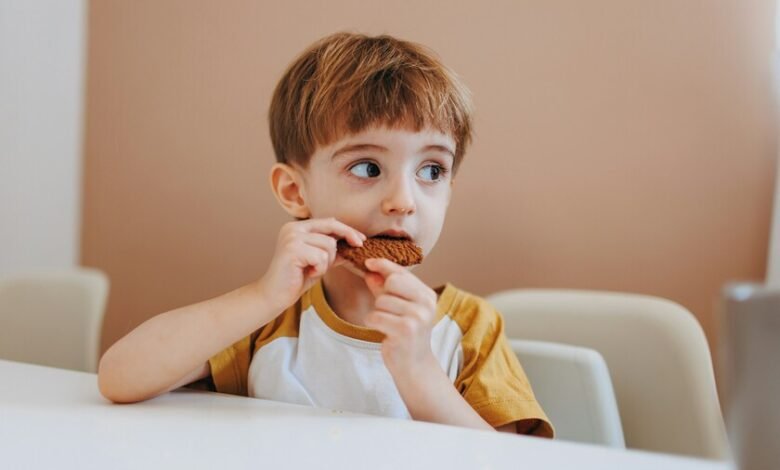 Niño comiendo una fruta