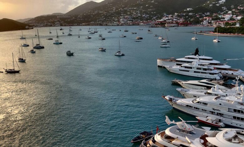 Imagen de un yate de lujo en el mar, con personas disfrutando del sol en la cubierta