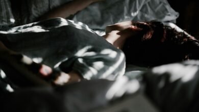 Una persona durmiendo tranquila en su cama